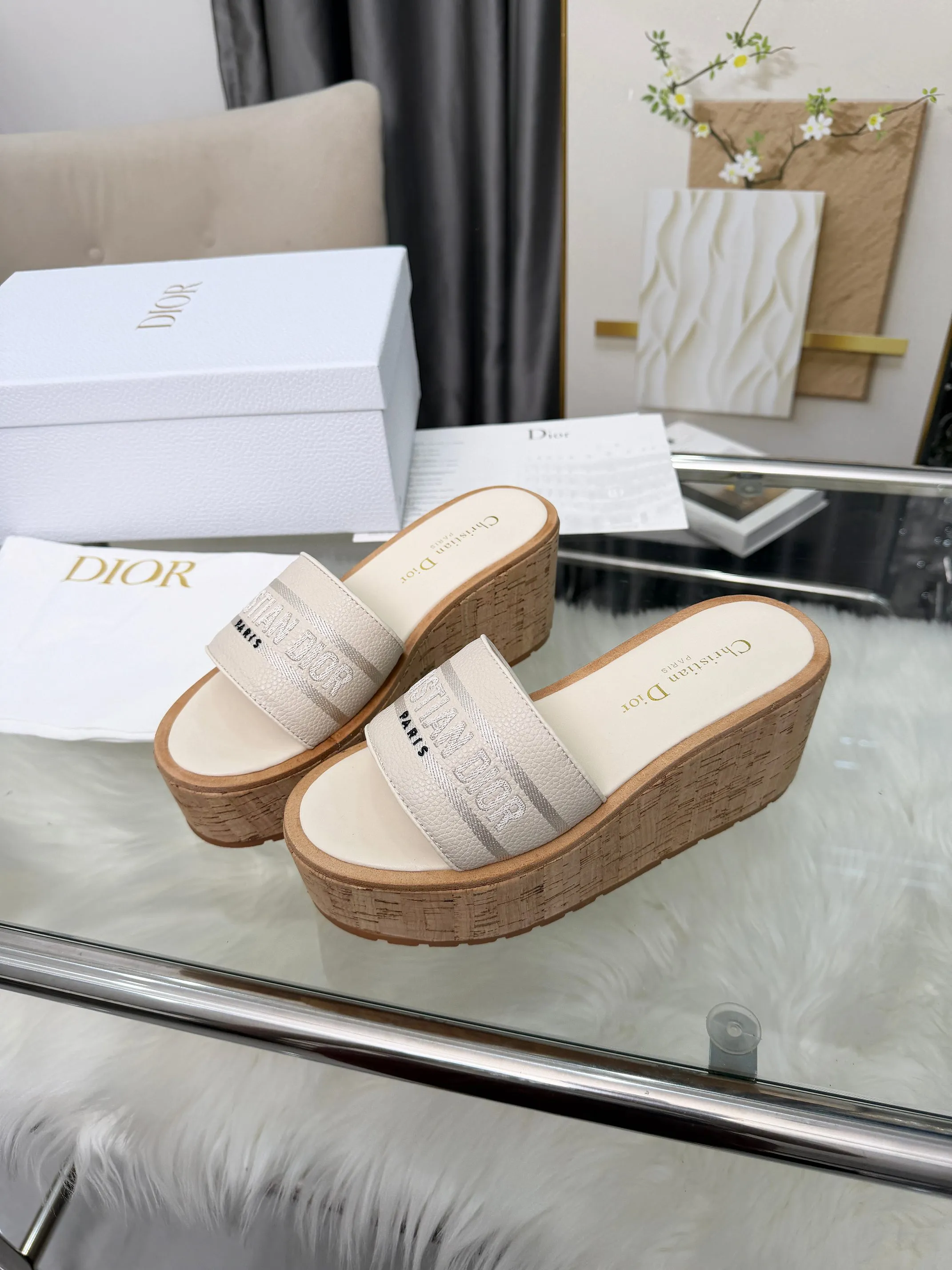 👟👟Ex-factory price 440👟👟 Dior Dior〰️Dway thick-soled wedge sandals✔️This thick-soled sandal is fashionable, casual and highly recognizable. The inspiration is cleverly combined by D's main designer into the perfect shoe shape. Paired with brand buckles, it is even more fashionable! Original version, perfect and exquisite workmanship!  Upper: pebbled leather + electric show code number; 35-39 (40-41 customized)